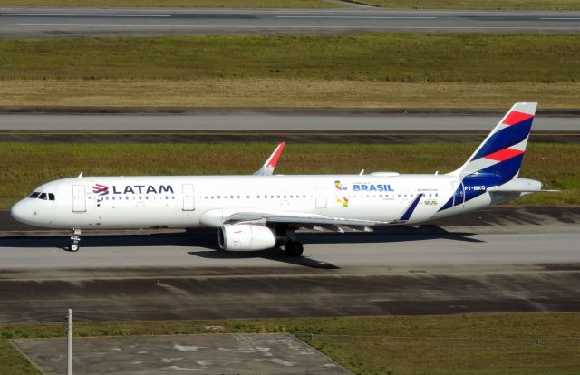Airbus A321 (PT-MXQ)