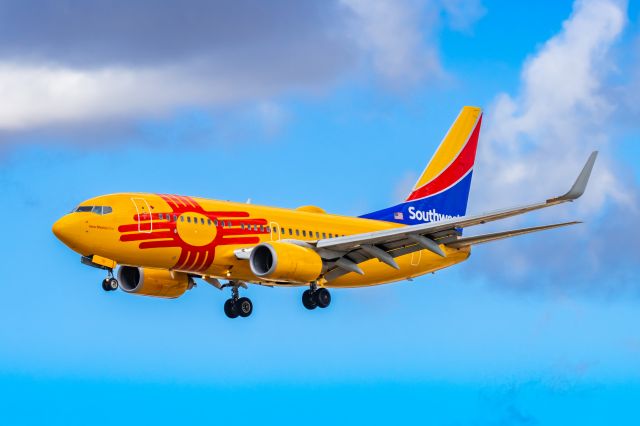 Boeing 737-700 (N781WN) - A Southwest Airlines 737-700 in New Mexico One special livery landing at PHX on 2/26/23. Taken with a Canon R7 and Tamron 70-200 G2 lens.