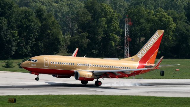 Boeing 737-700 (N714CB)