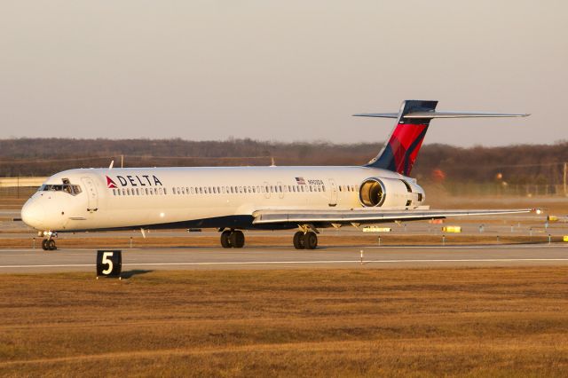 McDonnell Douglas MD-90 (N903DA)