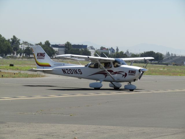 Cessna Skyhawk (N201KS) - Taxiing to ramp