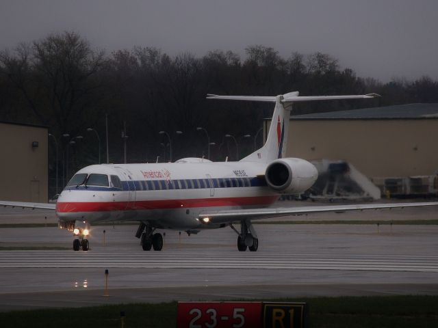 Embraer ERJ-145 (N636AE) - Taxiing onto the runway for departure.