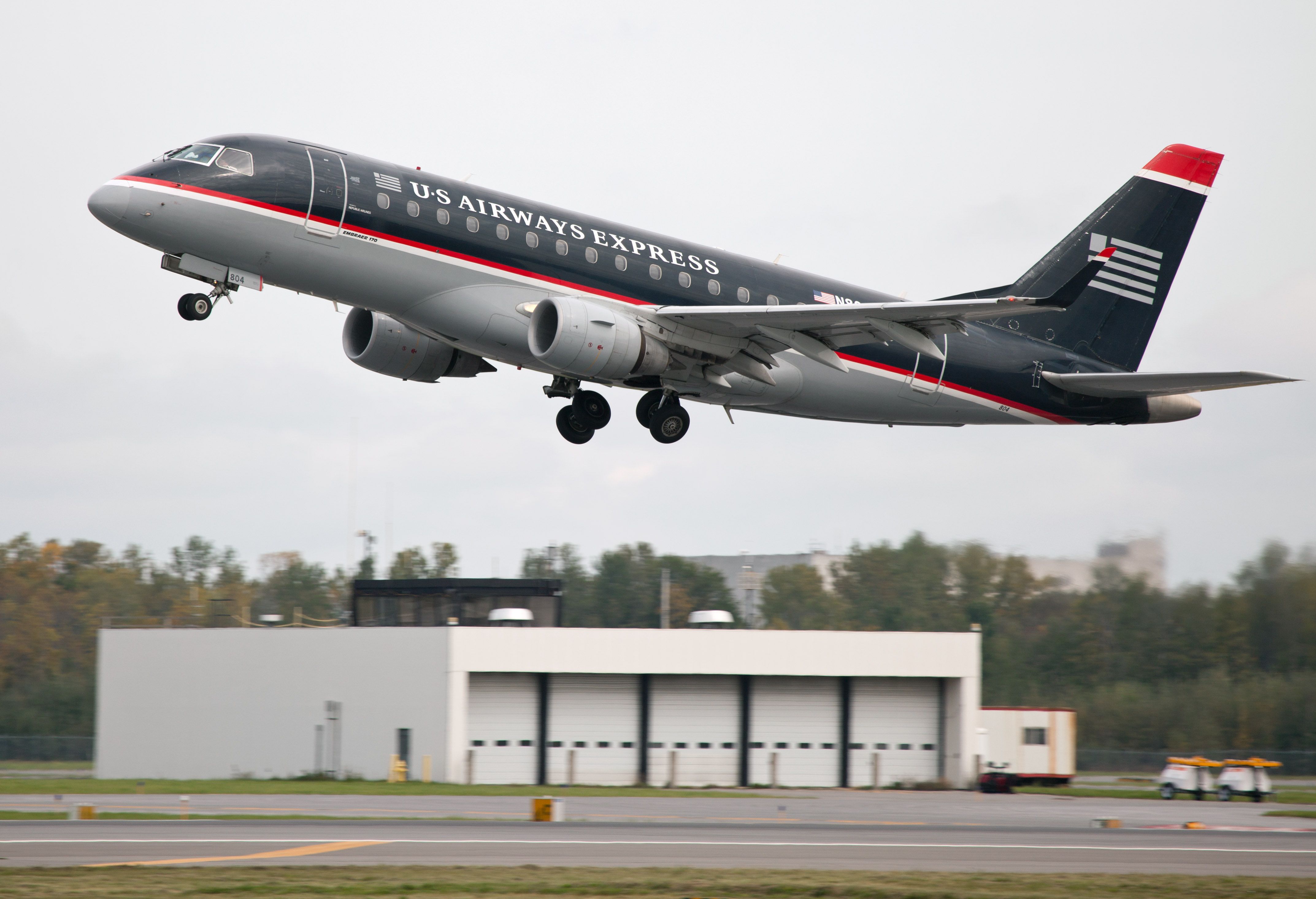 Embraer 170/175 (N804MD) - Take off RW28.