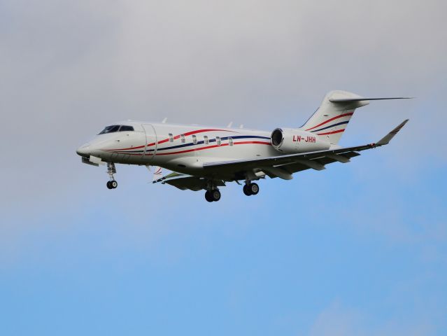 Bombardier Challenger 300 (LN-JHH) - Midday arrival at NCL (Apr22)