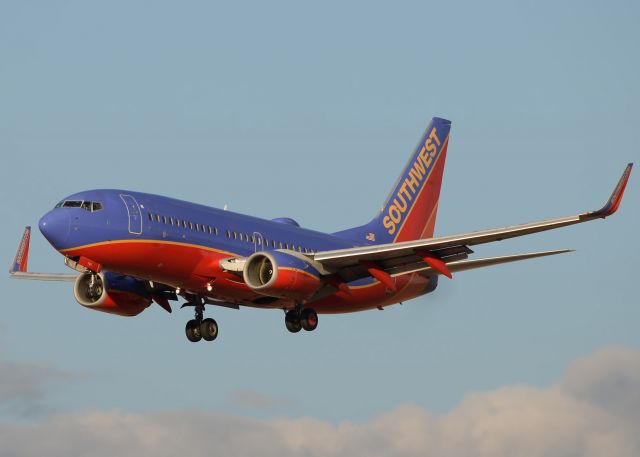 Boeing 737-700 (N784SW)