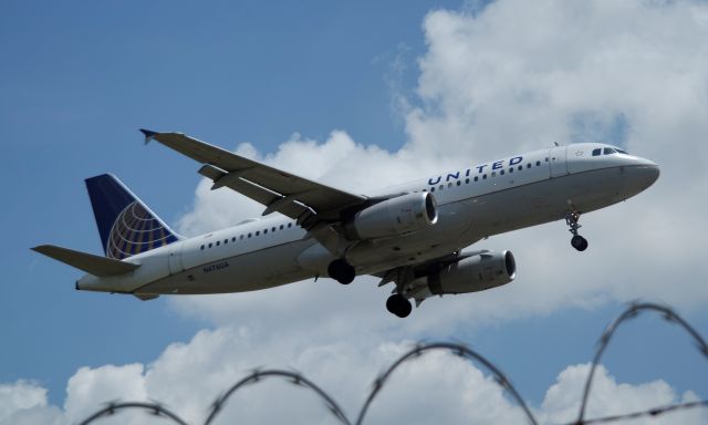 Airbus A320 (N476UA)