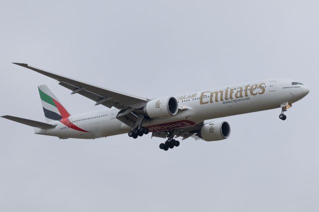 Boeing 777-200 (A6-END) - Picture is taken from the right side og runway 04R. 