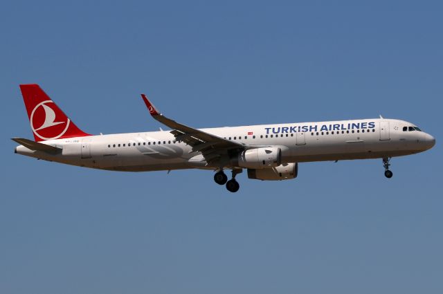 Airbus A321 (TC-JSG)