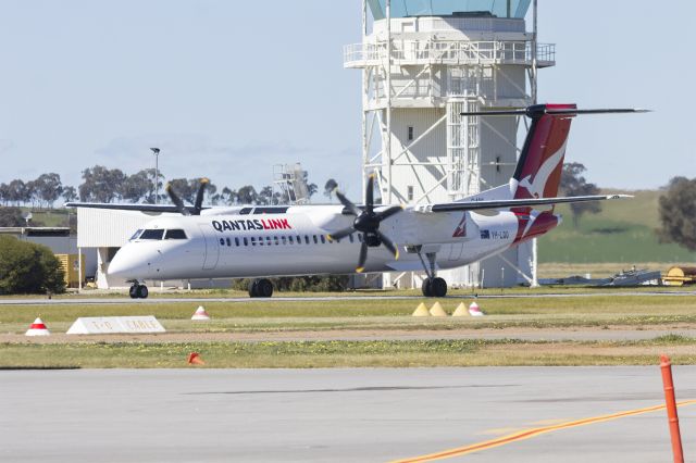 de Havilland Dash 8-400 (VH-LQQ) - QantasLink (VH-LQQ) Bombardier DHC-8-402Q taxiing at Wagga Wagga Airport.