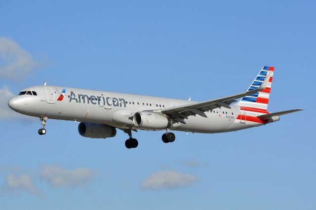 Airbus A321 (N126AN)