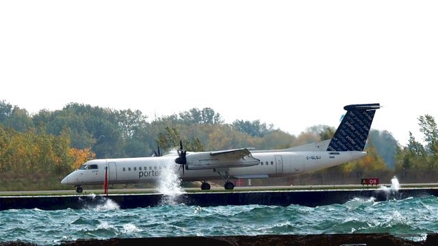 de Havilland Dash 8-400 (C-GLQJ) - Porter in water today