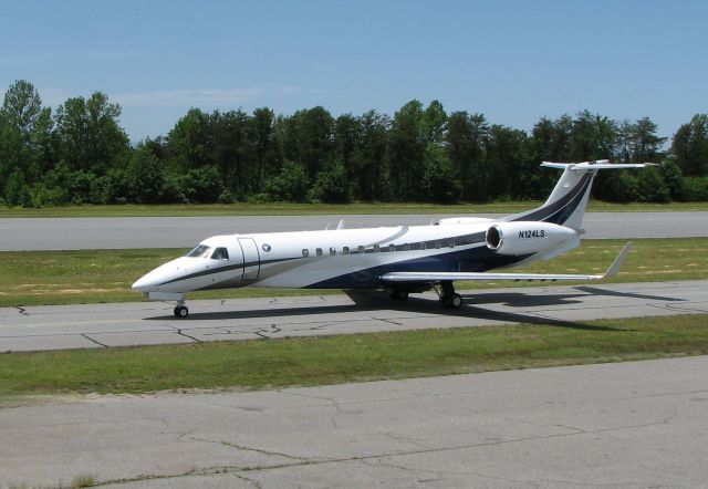 Embraer ERJ-135 (N124LS)