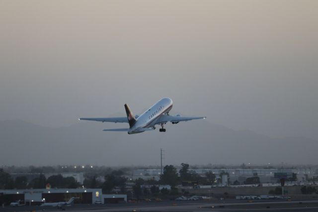 BOEING 767-200 (C-FGAJ)