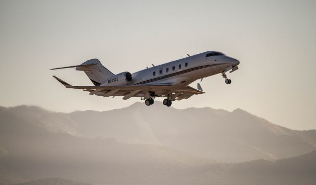 Bombardier Challenger 300 (N741QS)