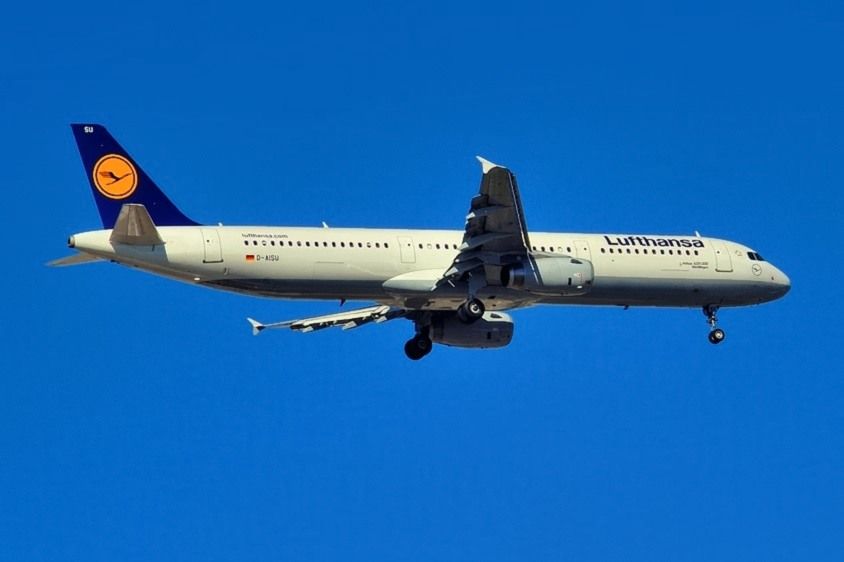 Airbus A321 (D-AISU) - 2011 - Final Approach