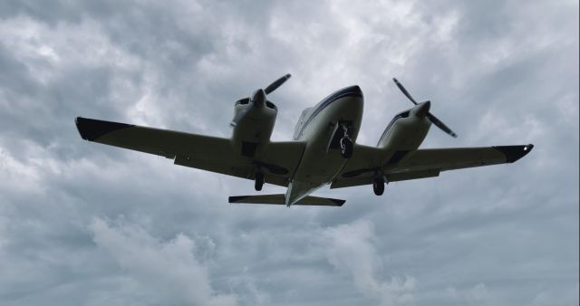 Piper PA-30 Twin Comanche (N17MB) - N17MB short final runway 34.