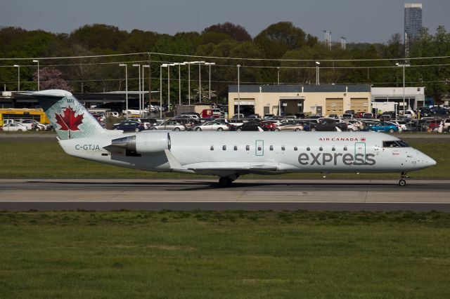 Canadair Regional Jet CRJ-200 (C-GTJA)