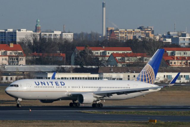 BOEING 767-300 (N666UA)