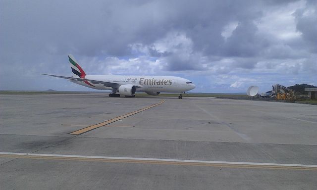 — — - Another Emirates flight comes in and I was right there! 