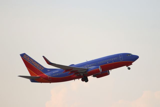 Boeing 737-700 (N240WN)