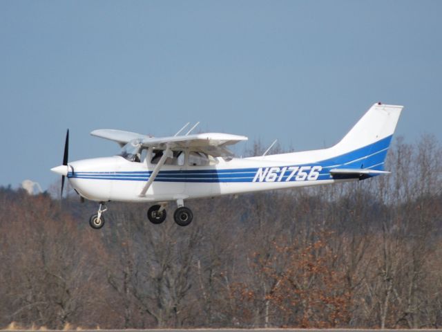 Cessna Skyhawk (N61756) - BLUE RIDGE SPORT FLIGHT LLC arriving runway 28 at KJQF - 12/31/12