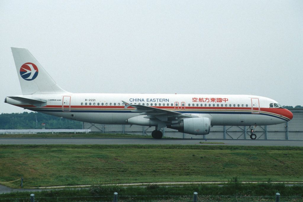 Airbus A320 (B-2221) - Taxing at Narita Intl Airport on 2003/08/06