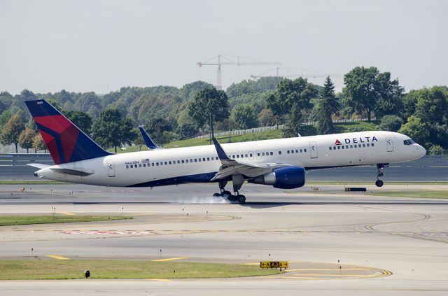 Boeing 757-200 (N661DN)