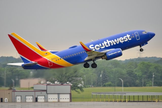 Boeing 737-700 (N425LV) - 06-02-22 Departing off of 5-L