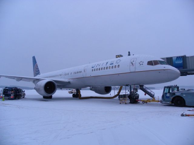 Boeing 757-200 — - The New UNITED