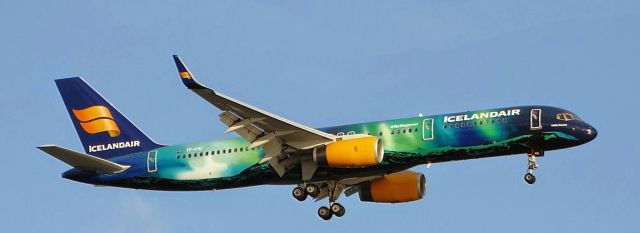 Boeing 757-200 (TF-FIU) - Arriving runway 27 at Logan