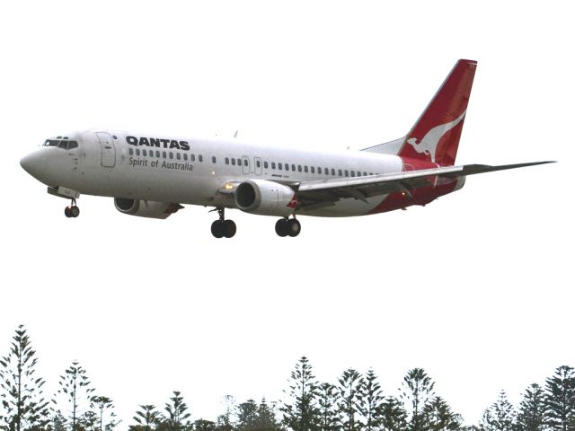 BOEING 737-400 (VH-TJJ) - On short finals for runway 05. Thursday 12th July 2012.