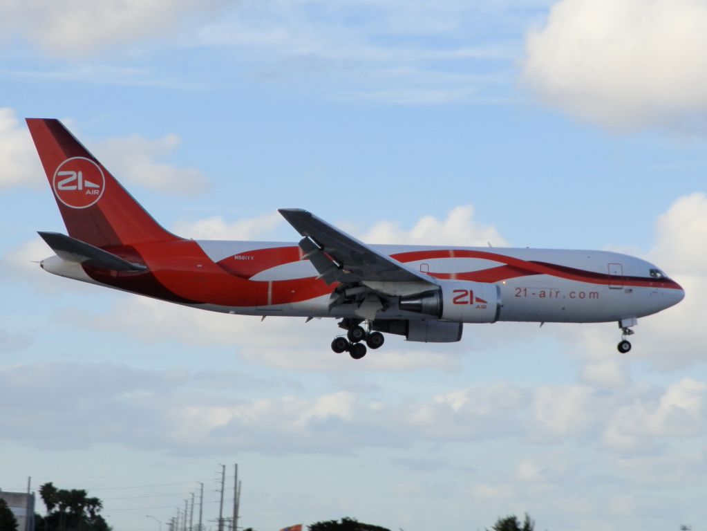 BOEING 767-200 (N881YV)