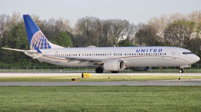 Boeing 737 MAX 9 (N27503) - “United (UA/UAL) 500”br /br /A United Airlines 2018 Boeing 737 MAX 9, SN 43434, starting its takeoff roll down 5L out of KIND. 5/3/23