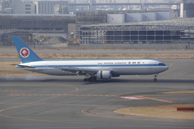 BOEING 767-300 (JA602A) - Landing at Haneda Intl Airport 34L on 2010/1/31 Retro c/s