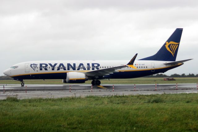 Boeing 737 MAX 8 (EI-IHT) - Taxiing to Stand 28 on 5-Oct-24 operating flight RYR2304 from LPFR.