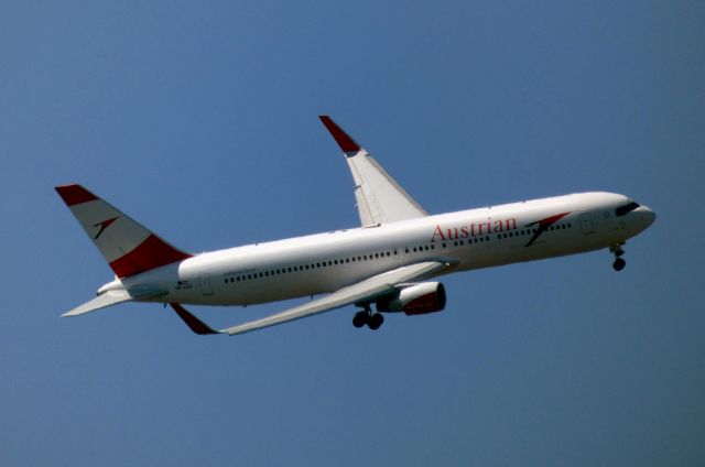 BOEING 767-300 (OE-LAZ) - Wheels down lining up with the runway, spring 2021.