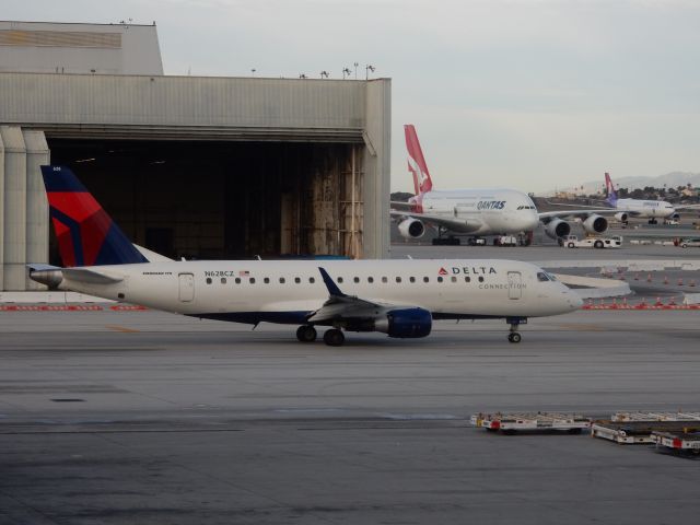 Embraer 170/175 (N628CZ)