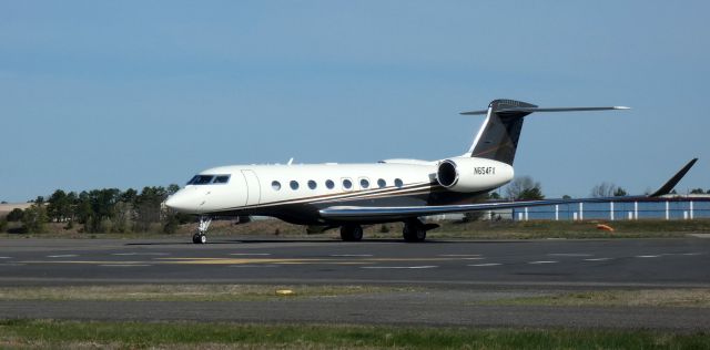 Gulfstream Aerospace Gulfstream G650 (N654FX) - Taxiing to parking is this 2016 Gulfstream 650ER in the Spring of 2024.