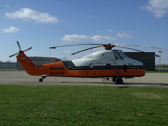 Sikorsky S-58T (N4247V) - Midwest Helicopters heavy lift service - on a break before flexing heavy muscle. Their motto "We put big loads in tight places."