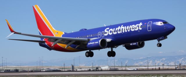 Boeing 737-800 (N8676A) - Arriving 35L on 4-30-17 from Dallas.