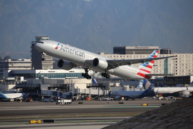 BOEING 777-300ER (N735AT)