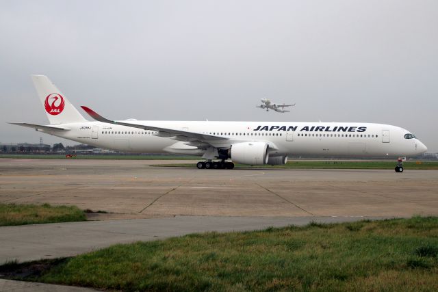 Airbus A350-1000 (JA08WJ) - Taxiing to Stand 332 on 29-Dec-24 operating flight JAL43 from RJTT on its first visit to EGLL.