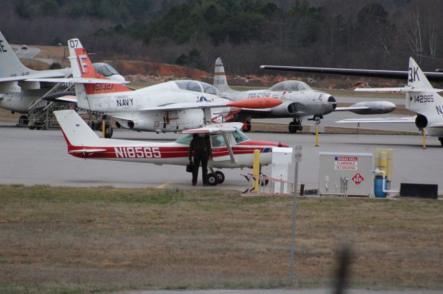 Cessna 152 (N18565) - Refueling