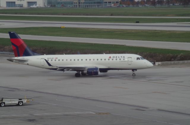Embraer ERJ 175 (N211JQ) - YX5731 taxiing K to E2 11/22/24