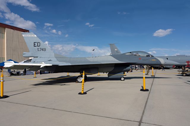 GENERAL DYNAMICS Fighting Falcon (F-16XL) (75-0749)