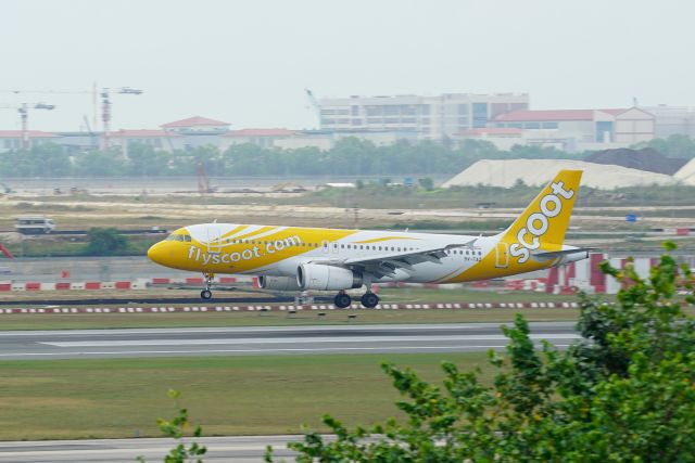 Airbus A320 (9V-TAZ) - Just before touchdown