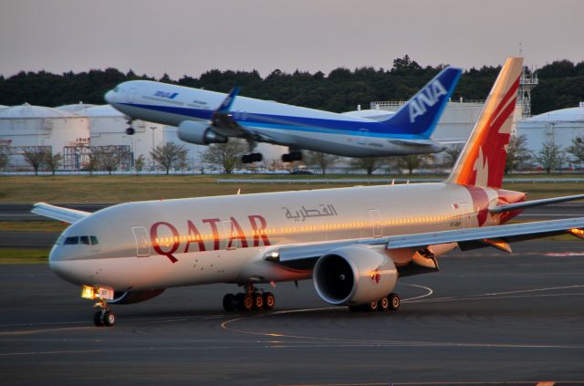 BOEING 777-200LR (A7-BBF) - April 13, 2013