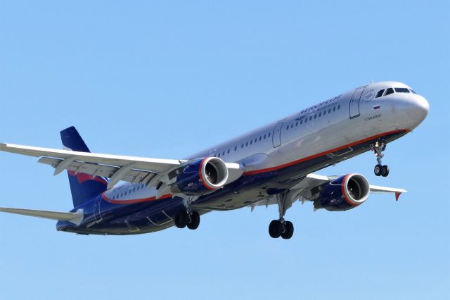 Airbus A321 (VQ-BEG) - Landing on runway 27R on Jul 4, 2019.