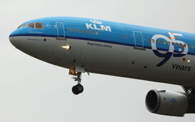 Boeing MD-11 (PH-KCE) - KLM MD-11 PH-KCE Audrey Hepburn landing on 15R at Toronto during light rain Oct. 14, 2014 13:05 hrs.