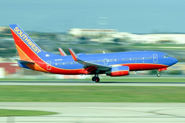 Boeing 737-700 (N216WR) - 12R arrival, 1/40 sec. exposure.